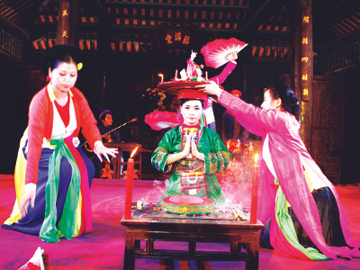 Biểu diễn hầu đồng phục vụ du khách tại Thiên Đường Bảo Sơn 