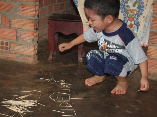 Bé Sơn đang xếp chữ 