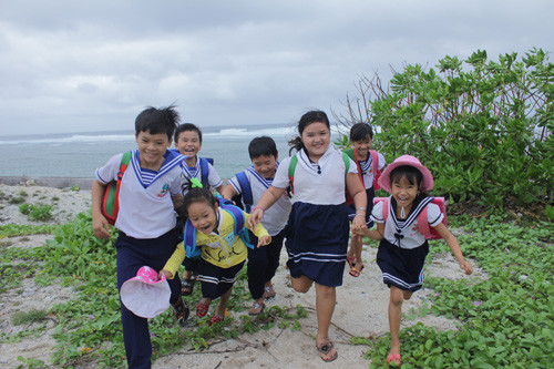 Đường tới trường của trẻ em đảo Trường Sa Lớn. Ảnh: Nguyễn Phong Anh