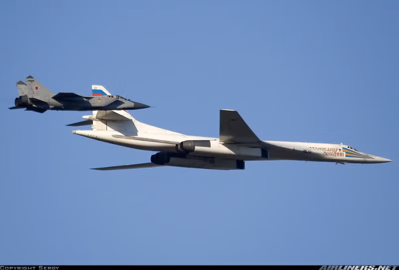 Cặp bài trùng gồm máy bay tấn công chiến lược Tu-160 và máy bay tiêm kích hộ tống Mig-31B đang bay diễu hành (Photo of Sergy). Cặp bài trùng gồm máy bay tấn công chiến lược Tu-160 và máy bay tiêm kích hộ tống Mig-31B đang bay diễu hành (Photo of Sergy)