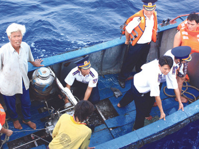 Đưa ngư dân về tàu cứu nạn của Việt Nam