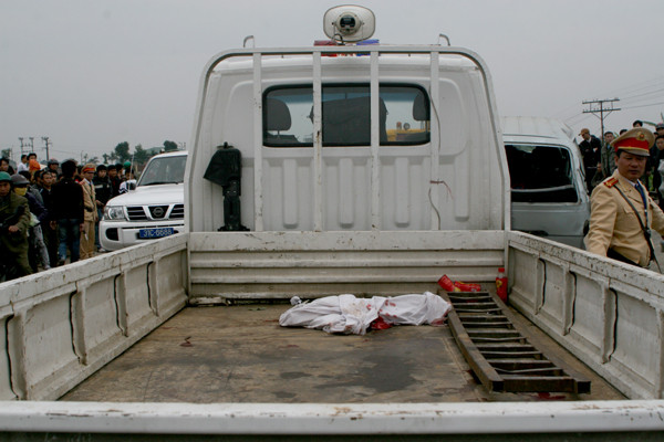 Xe CSGT dùng làm phương tiện cấp cứu các nạn nhân