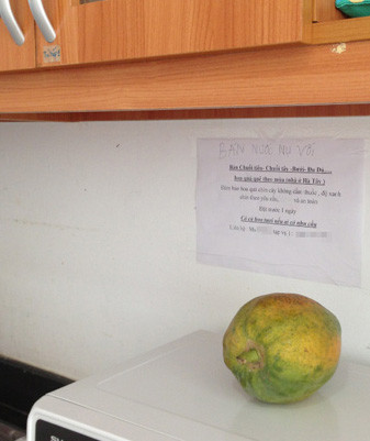 "Quảng cáo" bán hoa quả sạch xuất xứ quê tại nhà bếp một công ty ở Cầu Giấy, Hà Nội. Ảnh: NP. "Quảng cáo" bán hoa quả sạch xuất xứ quê tại nhà bếp một công ty ở Cầu Giấy, Hà Nội. Ảnh: NP.