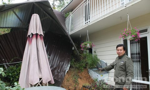 Khối đất đổ ập xuống nhà, hai vợ chồng suýt bị chôn sống ảnh 1