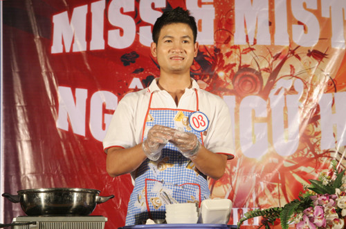 Đêm Chung kết còn thú vị với một các tiết mục tài năng: Cao Mạnh Cường trổ tài bếp núc với món bánh trôi