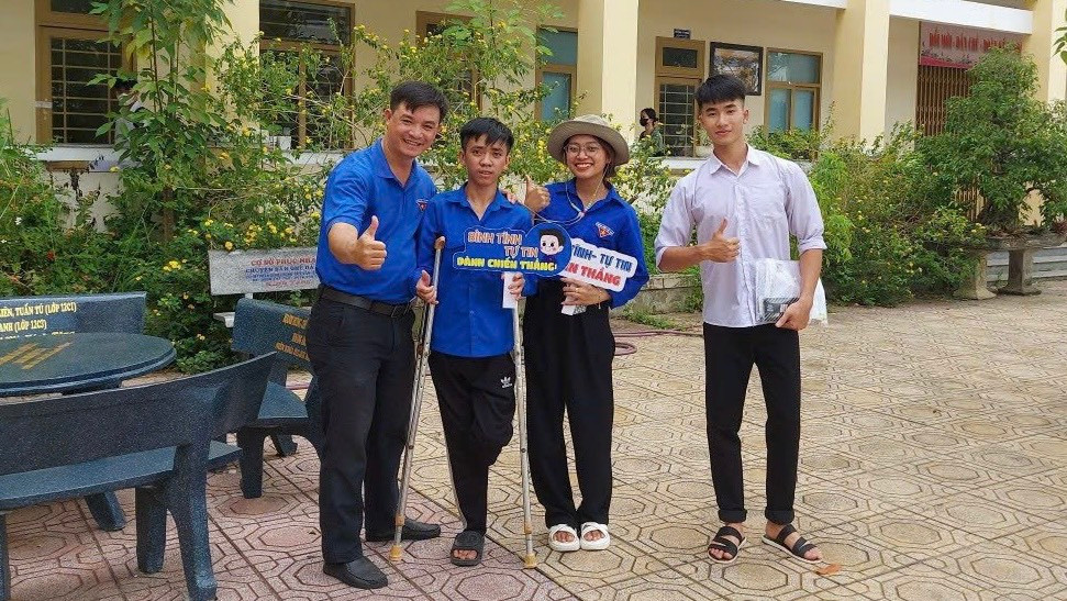 Chàng sinh viên Nguyễn Đức Ngọc Duy (thứ 2 bên trái qua).