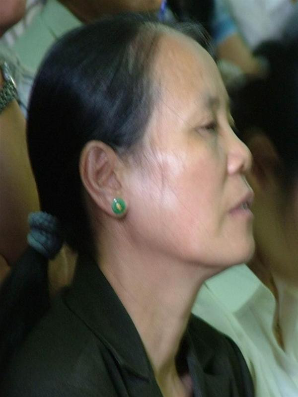 Văn Quyến xin lỗi người hâm mộ trước tòa... ...và nét mặt hồi hộp trước giờ tuyên án của bà Niềm (mẹ Quyến). Ảnh : Hữu Vinh