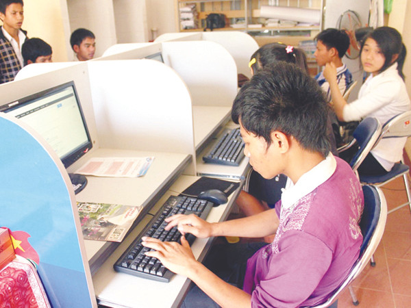 Học sinh Trường THPT Đinh Tiên Hoàng được dùng máy tính nối mạng internet miễn phí Ảnh: Nguyễn Huy