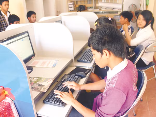 Học sinh Trường THPT Đinh Tiên Hoàng được dùng máy tính nối mạng internet miễn phí Ảnh: Nguyễn Huy. Học sinh Trường THPT Đinh Tiên Hoàng được dùng máy tính nối mạng internet miễn phí Ảnh: Nguyễn Huy