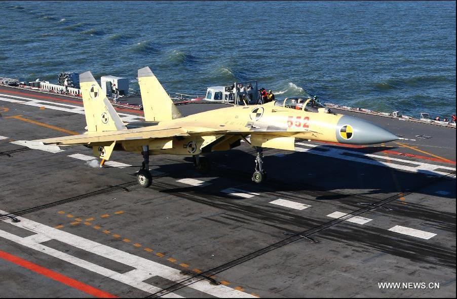 Một chiếc J-15 bắt đầu rời khỏi boong tàu của tàu sân bay Liêu Ninh