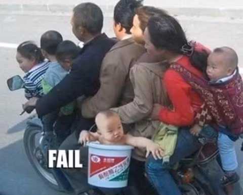 Chín người trên một chiếc xe máy