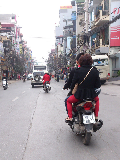 Nhiều người đi đường không đội mũ bảo hiểm