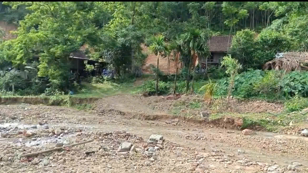 Nhiều hộ dân ở thôn Chiềng, xã Bát Mọt, huyện Thường Xuân (Thanh Hóa) hiện ở ven suối.