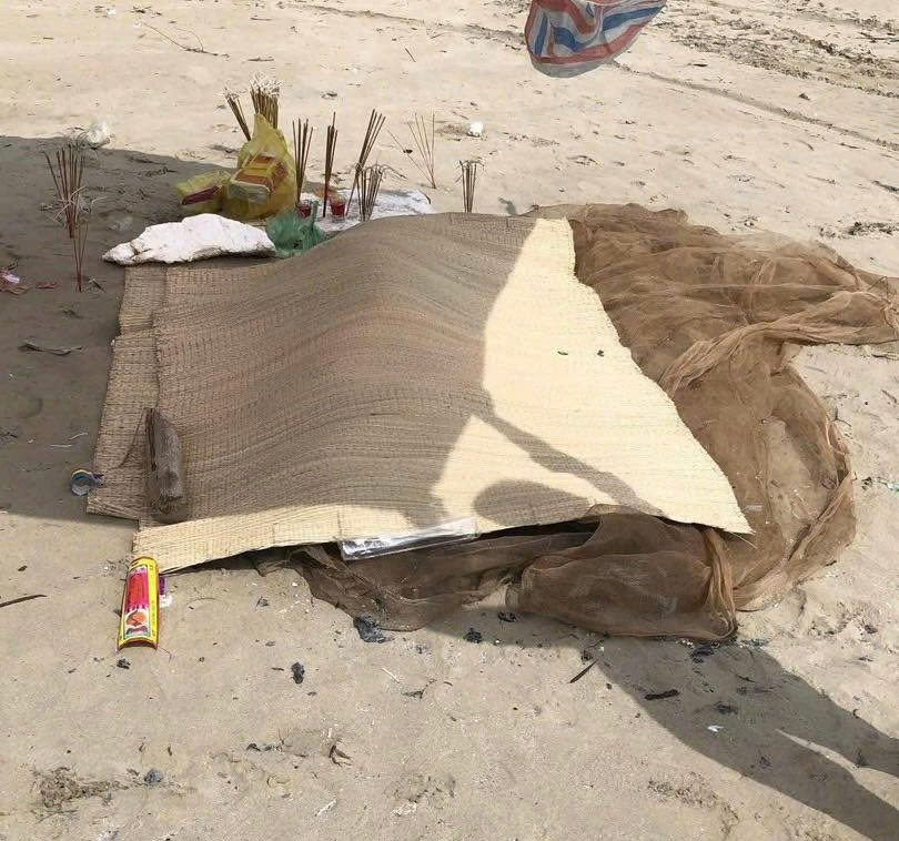 Thi thể nạn nhân được đưa lên bờ biển xã Quảng Hải