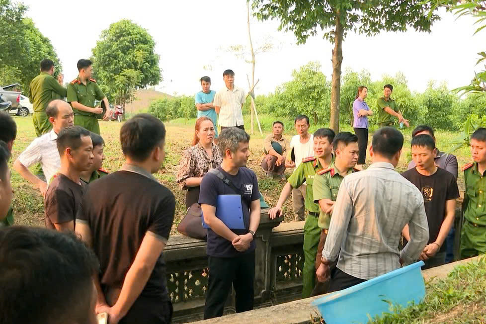 Cơ quan chức năng dựng lại hiện trường khu lăng mộ vua Lê Túc Tông bị đào bới. Cơ quan chức năng dựng lại hiện trường khu lăng mộ vua Lê Túc Tông bị đào bới.