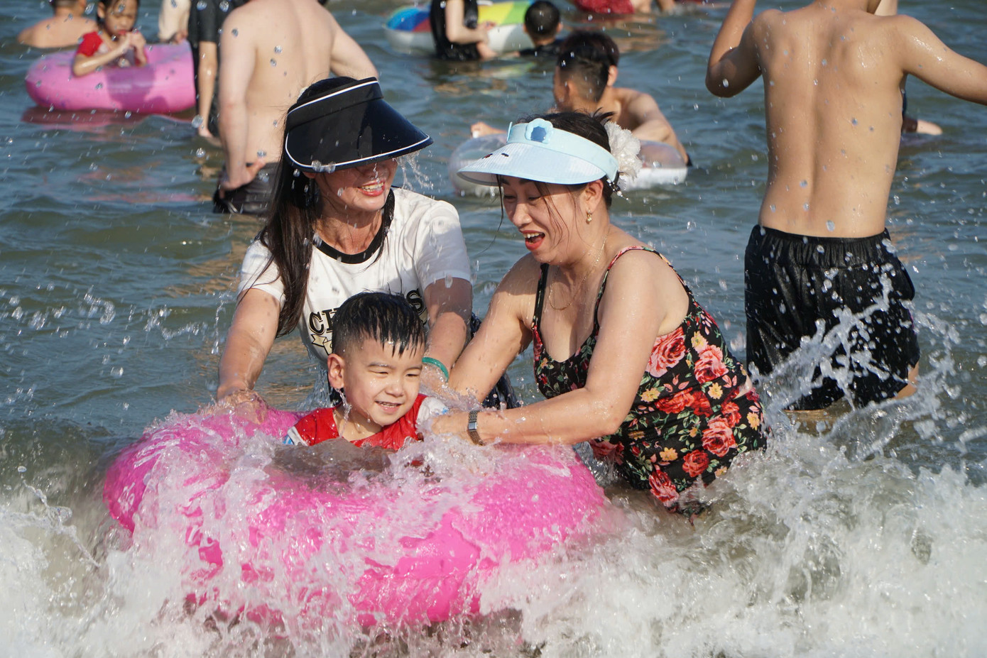 Thời tiết thuận lợi, nhiều du khách trong và ngoài tỉnh Thanh Hóa đã lựa chọn nghỉ ngơi, vui chơi trong kỳ nghỉ tại vùng biển Sầm Sơn.