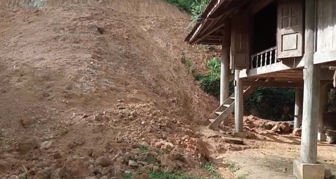 Đất đá tràn vào nhà dân ở thôn Chiềng, xã Bát Mọt.