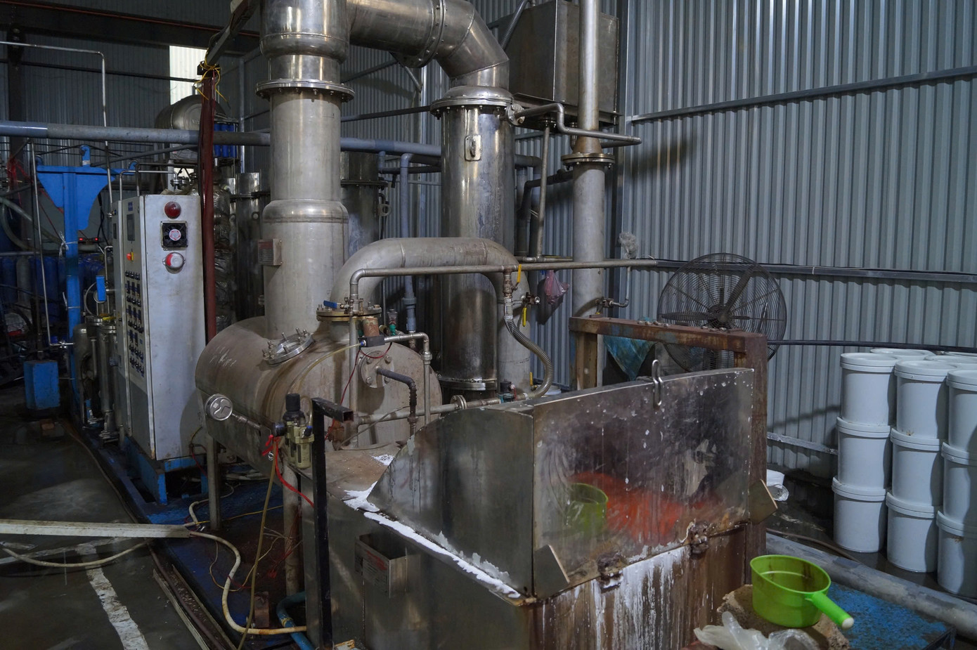 Tại nhà xưởng ở huyện Thạch Thất, Hà Nội do Nguyễn Bảo Lộc (SN 1984) trú tại phường Nghĩa Tân, quận Cầu Giấy, TP Hà Nội điều hành, chỉ đạo Đinh Tuấn Anh (SN 1992) trú tại Khu B, tập thể Đại học Mỏ địa chất, phường Cổ Nhuế 2, quận Bắc Từ Liêm, TP Hà Nội ký hợp đồng thuê nhà xưởng và trực tiếp vận hành dây chuyền sản xuất, quản lý, ghi và chấm công cho công nhân.