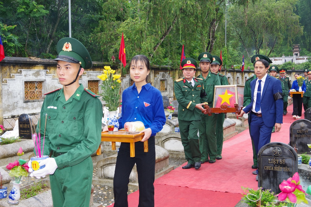 Lực lượng chức năng thực hiện an táng quân tình nguyện và chuyên gia Việt Nam tại Nghĩa trang liệt sĩ quốc tế Đồng Tâm. Lực lượng chức năng thực hiện an táng quân tình nguyện và chuyên gia Việt Nam tại Nghĩa trang liệt sĩ quốc tế Đồng Tâm.