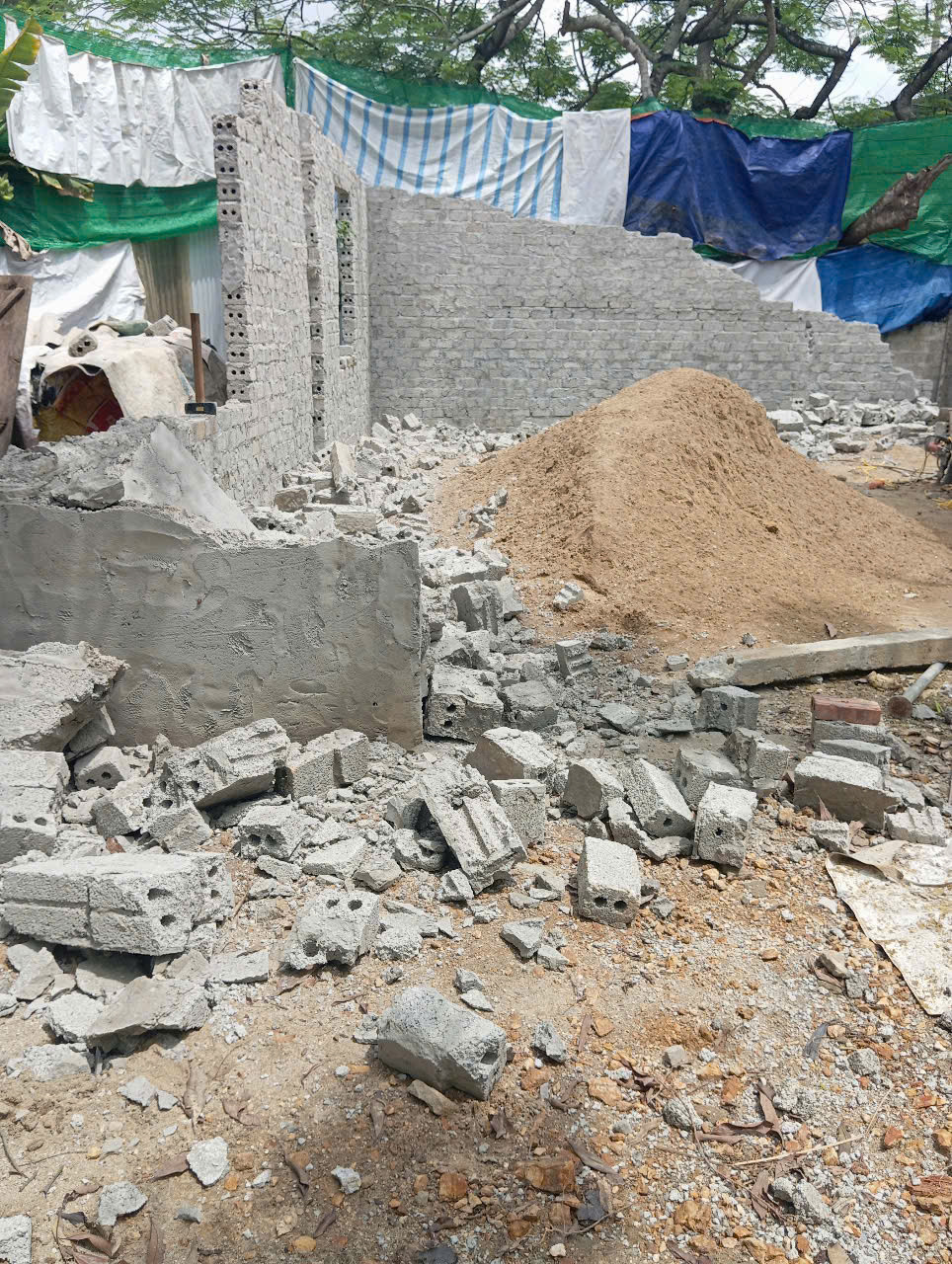 Đến chiều 18/5, công trình vi phạm đã được tháo dỡ xong Đến chiều 18/5, công trình vi phạm đã được tháo dỡ xong