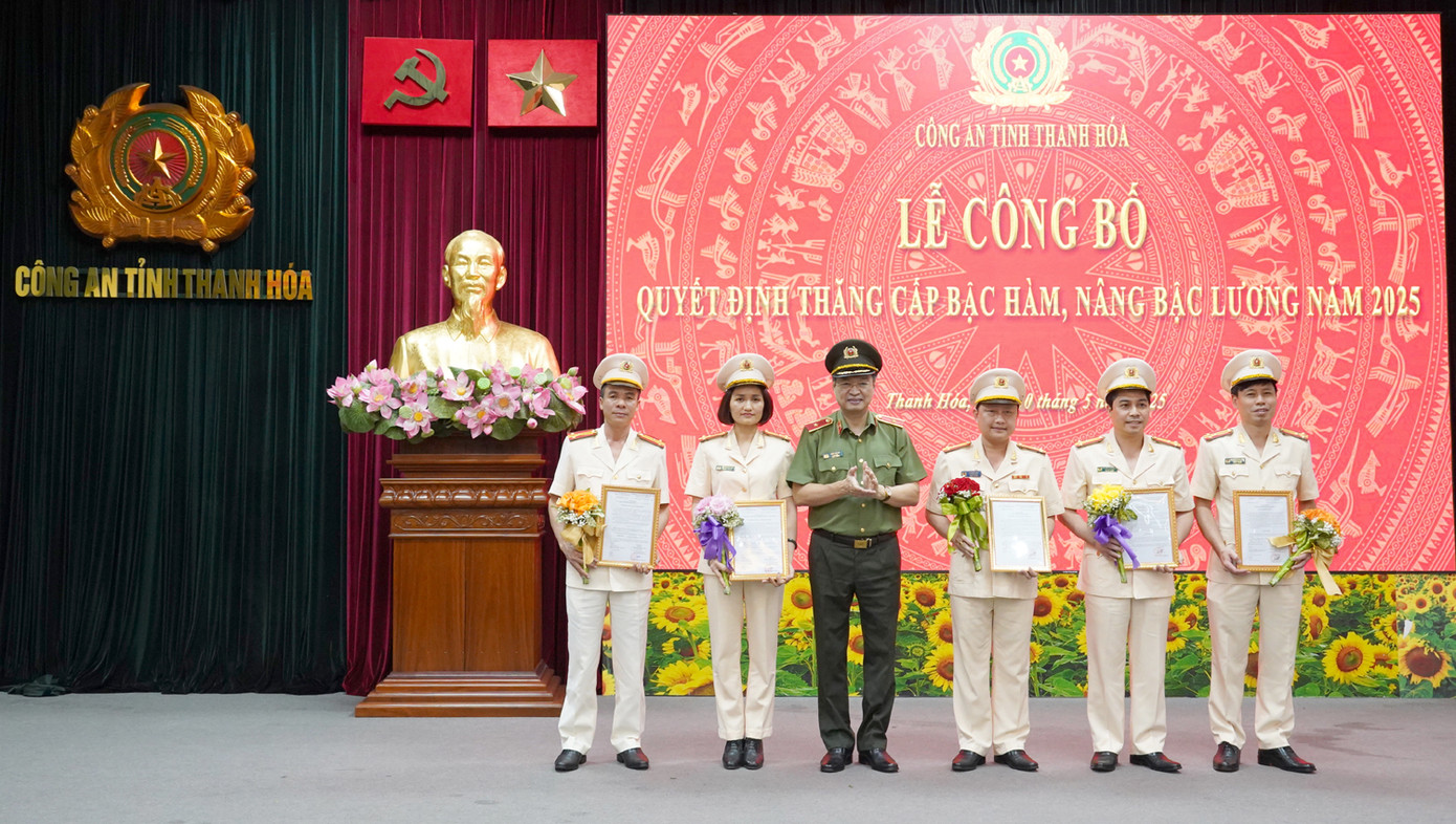 Thiếu tướng Trần Phú Hà - Giám đốc Công an tỉnh Thanh Hóa trao Quyết định thăng cấp bậc hàm, nâng lương cho đại diện cán bộ, chiến sĩ đến niên hạn. Thiếu tướng Trần Phú Hà - Giám đốc Công an tỉnh Thanh Hóa trao Quyết định thăng cấp bậc hàm, nâng lương cho đại diện cán bộ, chiến sĩ đến niên hạn.