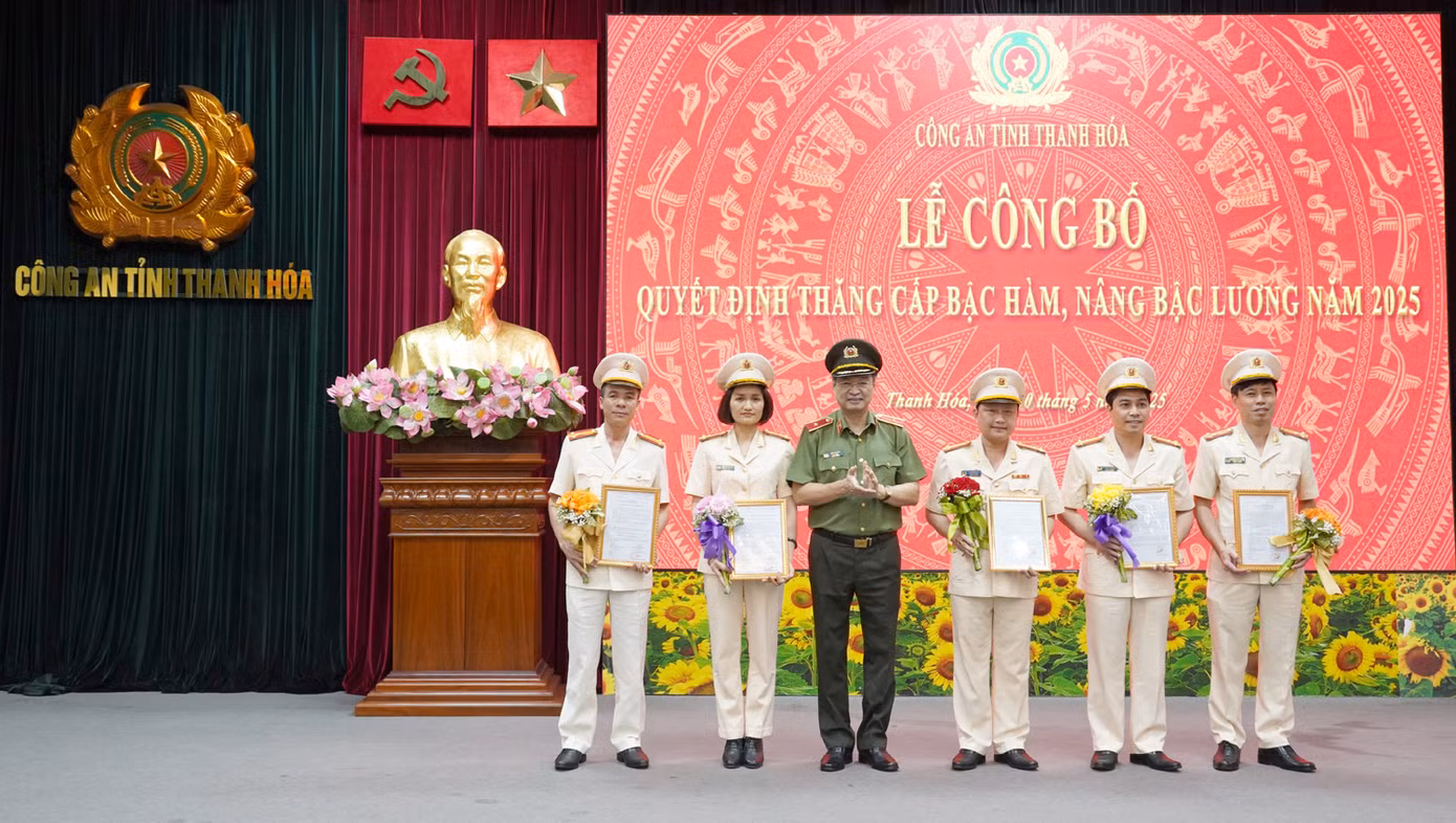Thiếu tướng Trần Phú Hà - Giám đốc Công an tỉnh Thanh Hóa trao Quyết định thăng cấp bậc hàm, nâng lương cho đại diện cán bộ, chiến sĩ đến niên hạn.