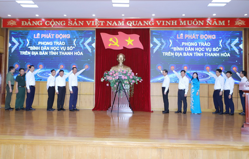 Lãnh đạo tỉnh Thanh Hóa thực hiện nghi thức bấm nút phát động phong trào “Bình dân học vụ số” trên địa bàn tỉnh.