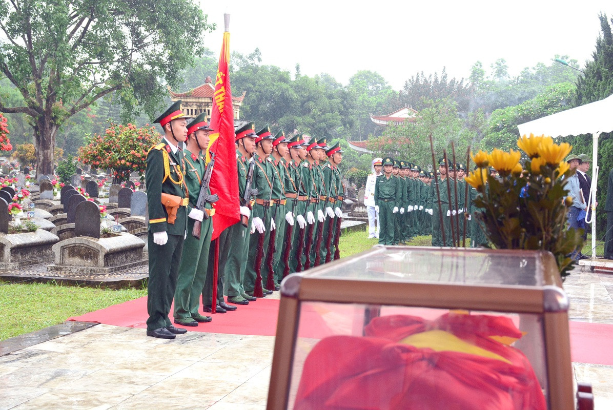 Không khí trang nghiêm, xúc động tại lễ truy điệu, an táng 21 hài cốt quân tình nguyện và chuyên gia Việt Nam hy sinh tại Lào. Không khí trang nghiêm, xúc động tại lễ truy điệu, an táng 21 hài cốt quân tình nguyện và chuyên gia Việt Nam hy sinh tại Lào.