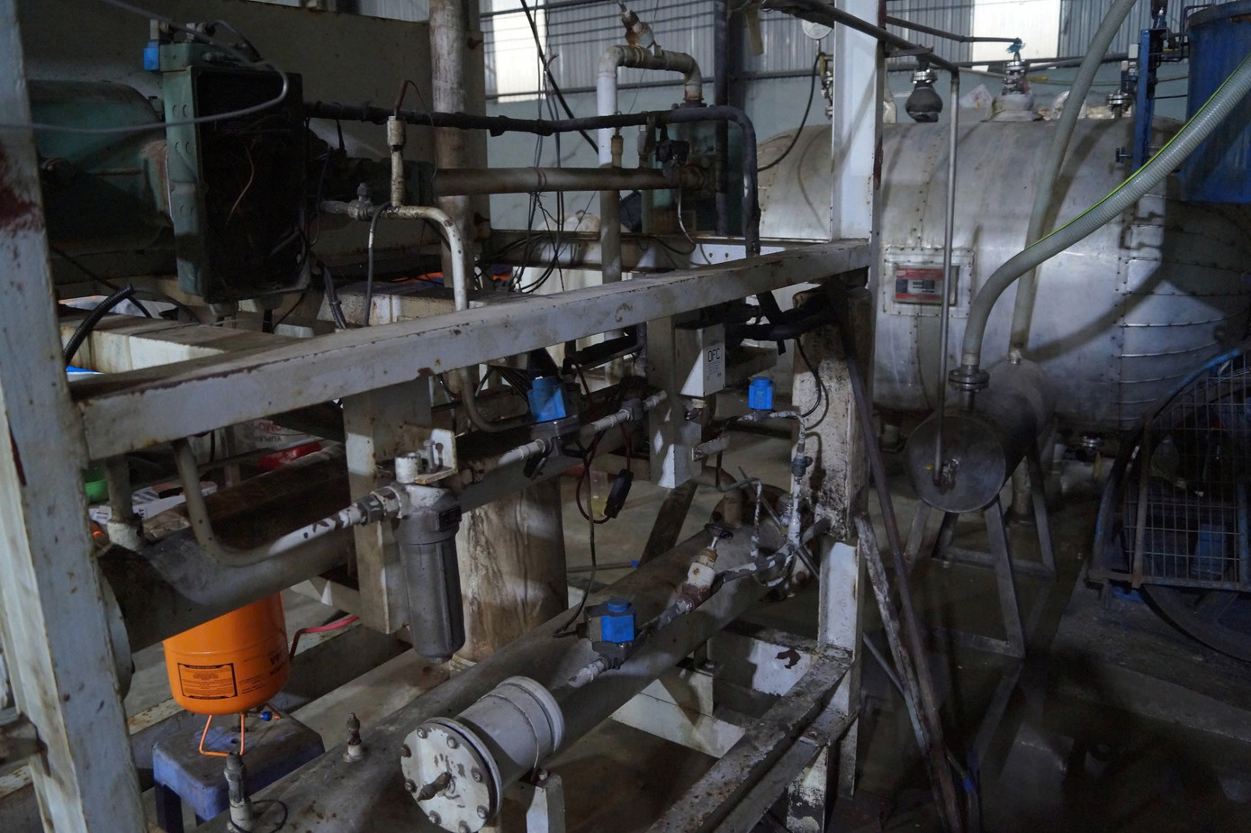 Hoạt động tại xưởng ở huyện Thanh Oai (Hà Nội) do Lương Thái Linh cùng Nguyễn Ngọc Bình (SN 1992) trú tại xã Bích Hòa, huyện Thanh Oai, TP Hà Nội và Tô Thế Minh Trí (SN 1993) ở xã Đồng Văn, huyện Yên Lạc, tỉnh Vĩnh Phúc cùng góp vốn mua máy móc, trang thiết bị, nguyên liệu để vận hành, tự sản xuất khí N2O bán ra thị trường.