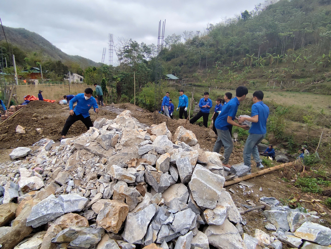 Đoàn viên thanh niên xã Quang Chiểu, huyện Mường Lát hỗ trợ làm nhà cho hộ gia đình chị Phan Thị Lai tại Bản Suối Tút.