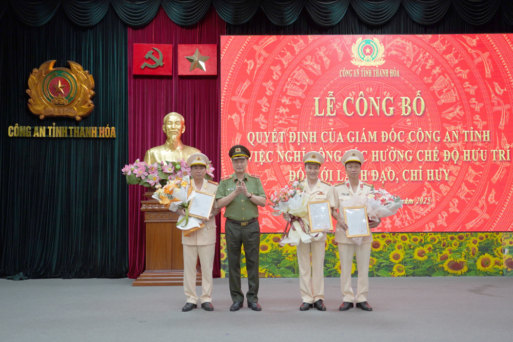 Thiếu tướng Trần Phú Hà, Giám đốc Công an tỉnh trao quyết định cho 3 đồng chí trưởng các phòng Công an tỉnh