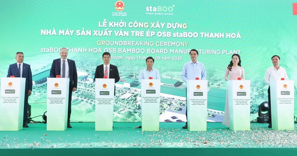 Bí thư Tỉnh ủy Thanh Hóa Nguyễn Doãn Anh và Phó Chủ tịch UBND tỉnh Lê Đức Giang cùng nhà đầu tư thực hiện nghi thức khởi công. Bí thư Tỉnh ủy Thanh Hóa Nguyễn Doãn Anh và Phó Chủ tịch UBND tỉnh Lê Đức Giang cùng nhà đầu tư thực hiện nghi thức khởi công.