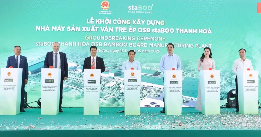 Bí thư Tỉnh ủy Thanh Hóa Nguyễn Doãn Anh và Phó Chủ tịch UBND tỉnh Lê Đức Giang cùng nhà đầu tư thực hiện nghi thức khởi công.