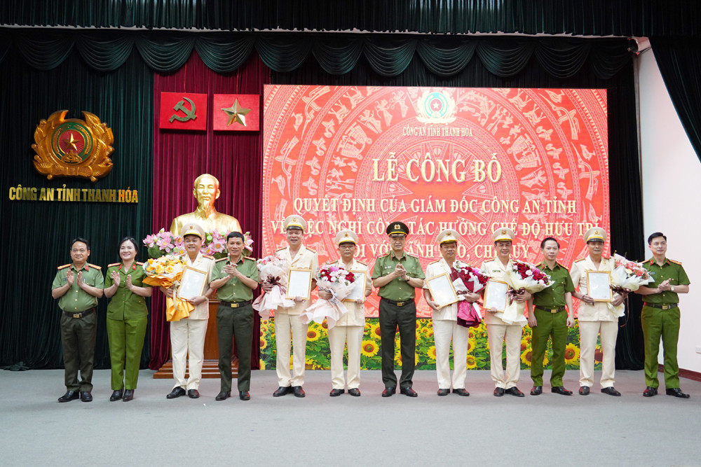 Lãnh đạo Công an tỉnh Thanh Hóa chúc mừng các đồng chí nghỉ hưu, nghỉ chờ hưu trước hạn tuổi