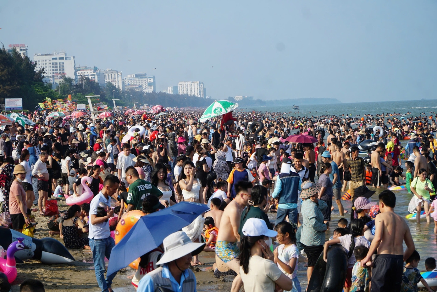 Theo ghi nhận, chiều ngày 30/4 đến sáng 1/5, hàng vạn du khách đổ xuống các bãi tắm A, B, C, D ở Sầm Sơn để vui chơi, tắm biển.