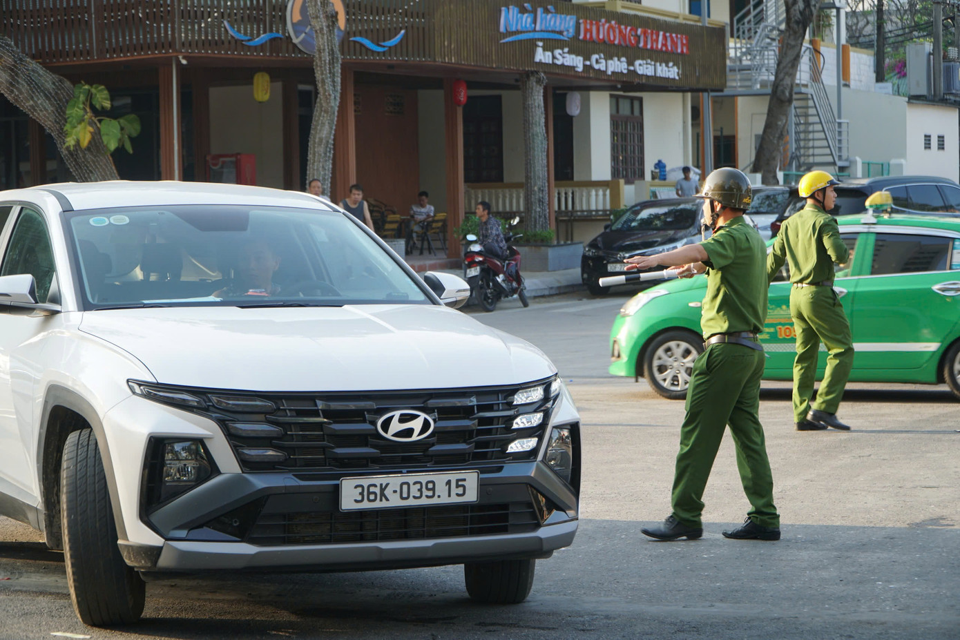 Lực lượng chức năng làm nhiệm vụ hướng dẫn, đảm bảo an toàn, trật tự giao thông, tạo thuận lợi cho việc di chuyển của du khách khi về với thành phố biển Sầm Sơn.
