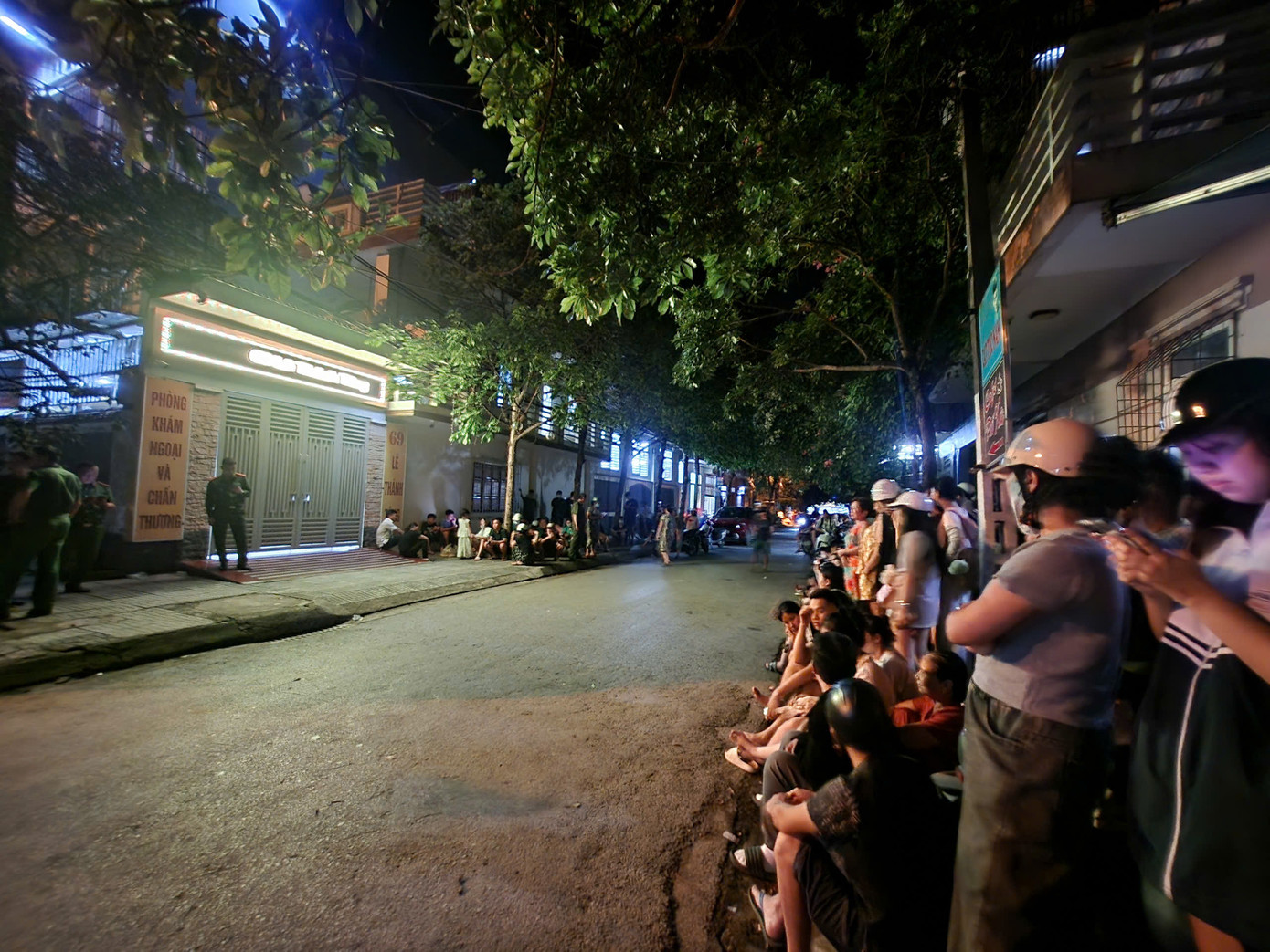 Rất đông người dân theo dõi trước phòng khám trong đêm khuya