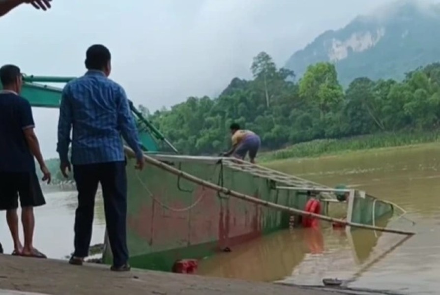 Chiếc đò bị lật khi cập bến
