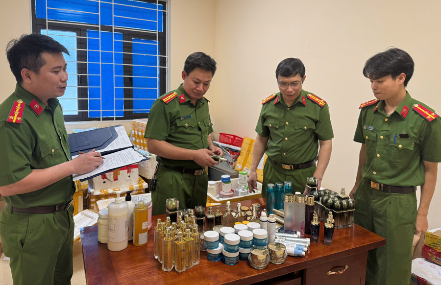 Lực lượng chức năng kiểm tra tang vật