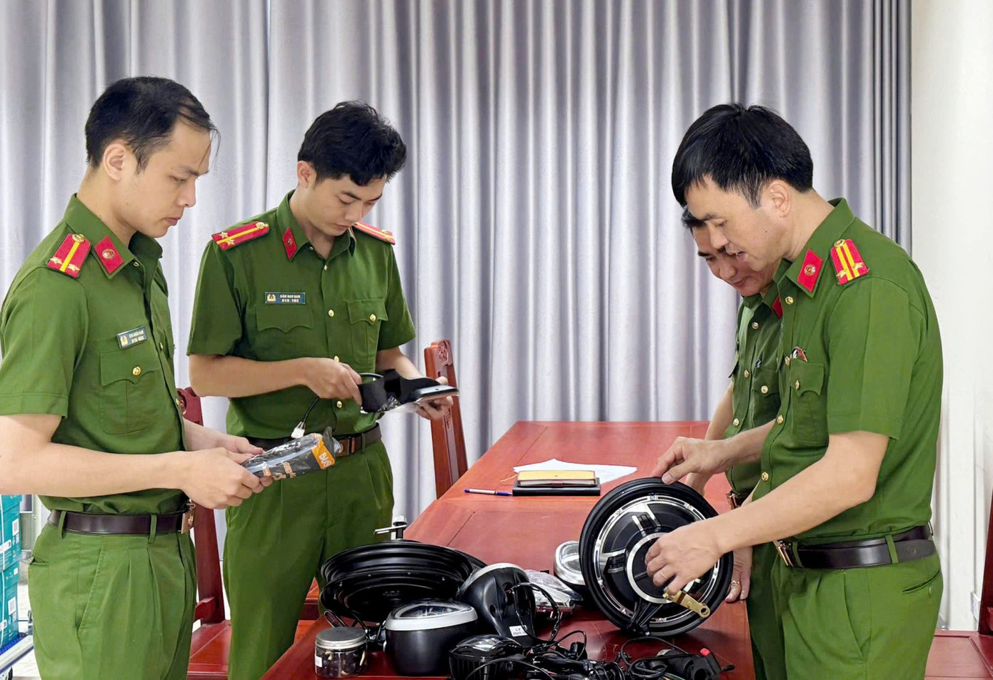 Lực lượng chức năng kiểm tra tang vật vụ án Lực lượng chức năng kiểm tra tang vật vụ án