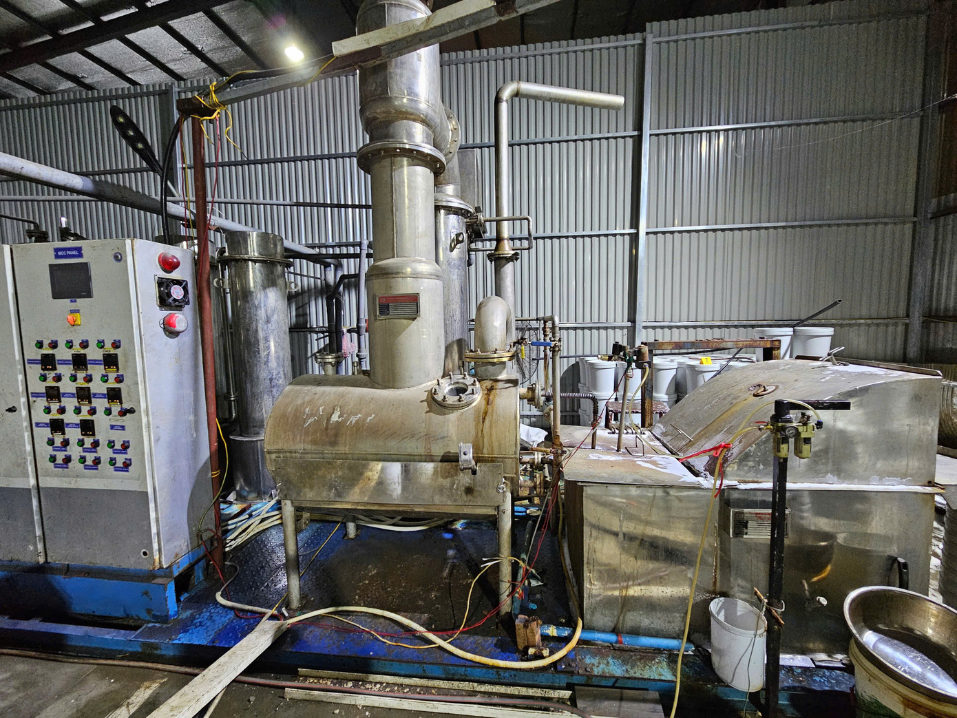 Theo Công an Thanh Hóa, địa điểm nhà xưởng được các đối tượng thuê mặc dù ở gần khu dân cư nhưng được nguỵ trang và hoạt động khép kín. Quá trình sản xuất thường diễn ra vào ban đêm và sẽ thay đổi địa điểm sản xuất khi có dấu hiệu bị lộ. Phương thức giao dịch của các đối tượng được thực hiện trực tiếp bằng tiền mặt, có sự liên lạc trao đổi với nhau qua các ứng dụng mạng xã hội như Telegram, Singal và thường thay đổi điện thoại và di chuyển nơi ở để tránh sự truy xét của cơ quan công an.