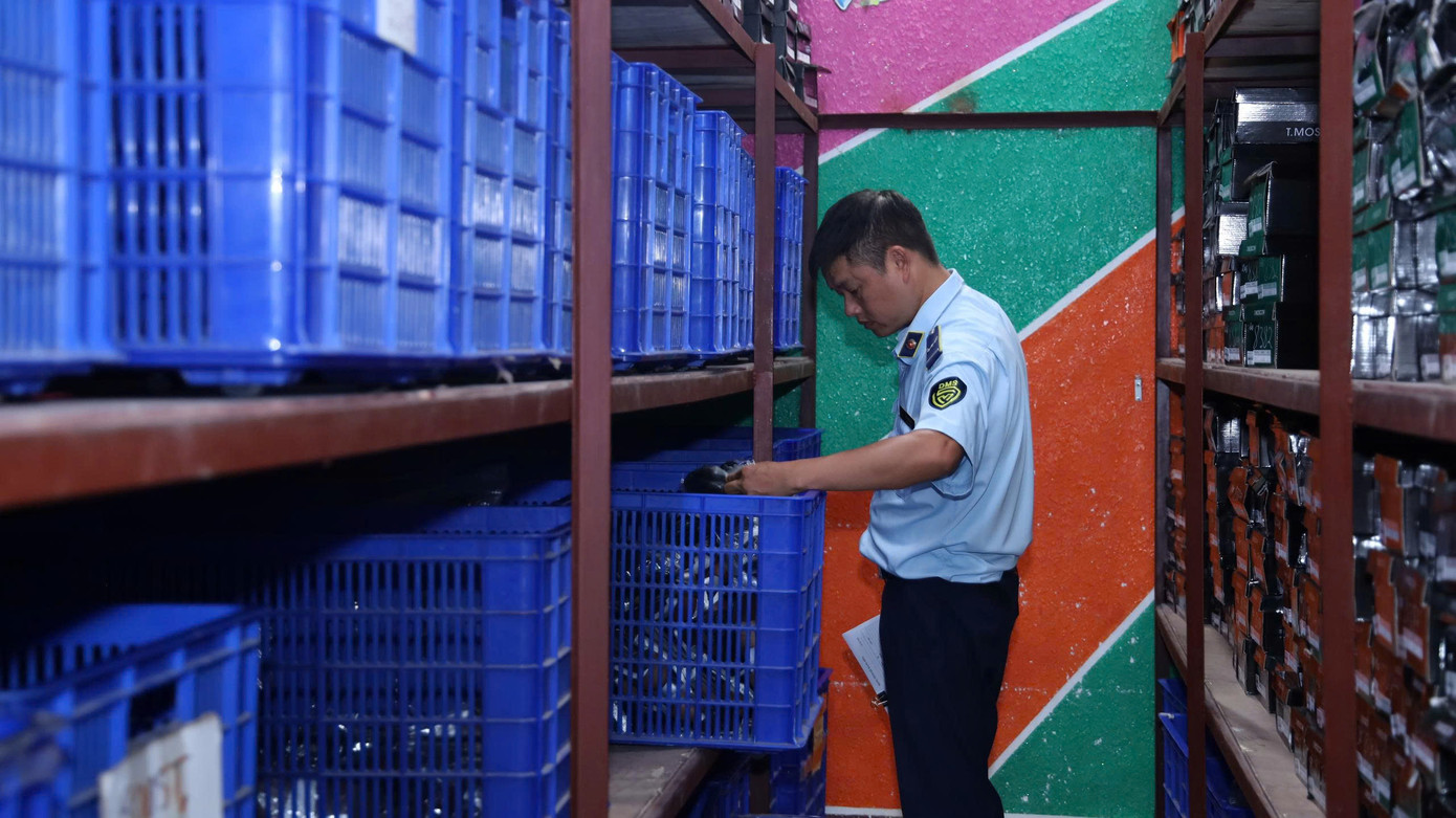 Cơ quan chức năng kiểm đếm số lượng mặt hàng có dấu hiệu giả nhãn hiệu đã được bảo hộ Cơ quan chức năng kiểm đếm số lượng mặt hàng có dấu hiệu giả nhãn hiệu đã được bảo hộ