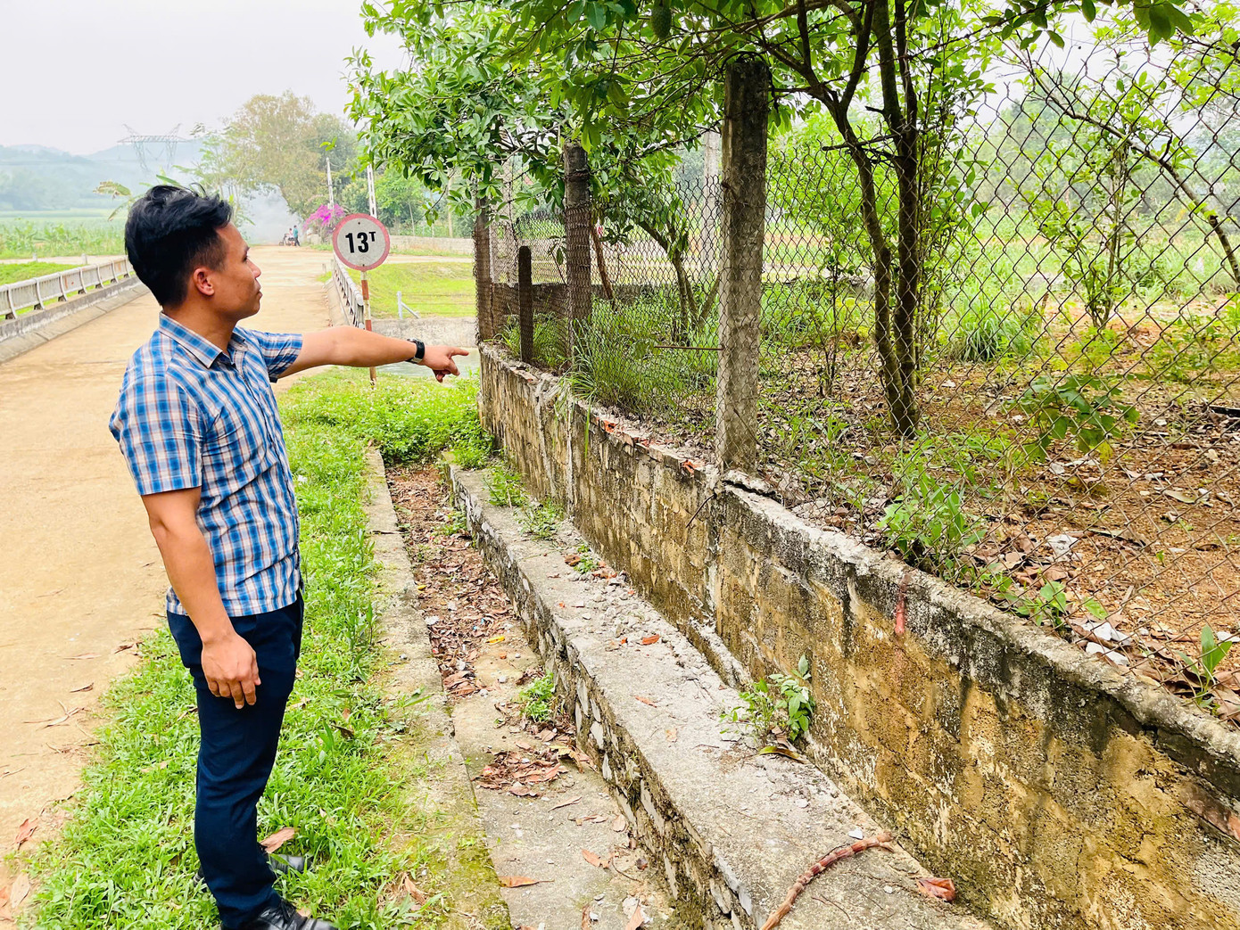 Hộ dân ở xã Kiên Thọ, huyện Ngọc Lặc, xây dựng tường rào lấn chiếm hành lang kênh chính hệ thống thủy lợi Cửa Đạt. Hộ dân ở xã Kiên Thọ, huyện Ngọc Lặc, xây dựng tường rào lấn chiếm hành lang kênh chính hệ thống thủy lợi Cửa Đạt.