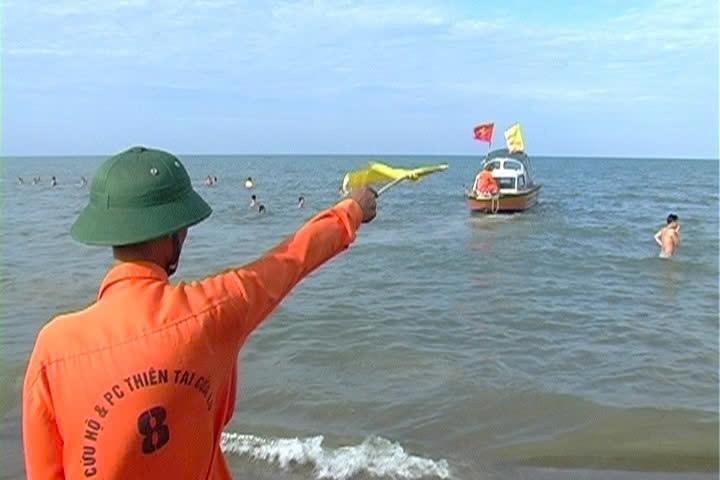 Đôi nam nữ đuối nước tử vong khi tắm biển Cửa Lò vào sáng sớm ảnh 1