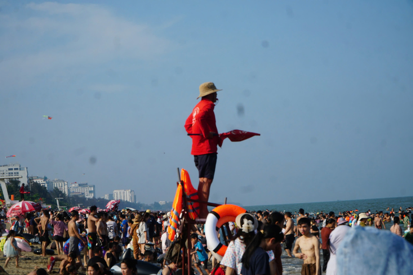 Để đảm bảo an toàn cho du khách, lực lượng kiểm soát trên biển hoạt động liên tục.