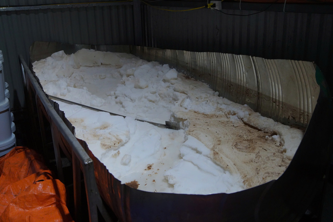 Tổng số vật chứng mà cơ quan chức năng đã thu giữ đến thời điểm này gồm: 850 bình kim loại, trong đó có 373 bình khí N2O, 477 vỏ bình dùng để chứa khí N2O; tạm giữ 27 tấn và quy trữ 110 tấn nguyên liệu sản xuất khí N2O để xác minh làm rõ nguồn gốc và 3 hệ thống dây chuyền, máy móc để sản xuất khí N2O. Đối với các chất ma túy, lực lượng công an đã thu giữ: 85,179g Ketamine; 10,088g Heroine; 05 túi ma tuý nước vui; 52,83g MDMA và 500 viên hồng phiến.