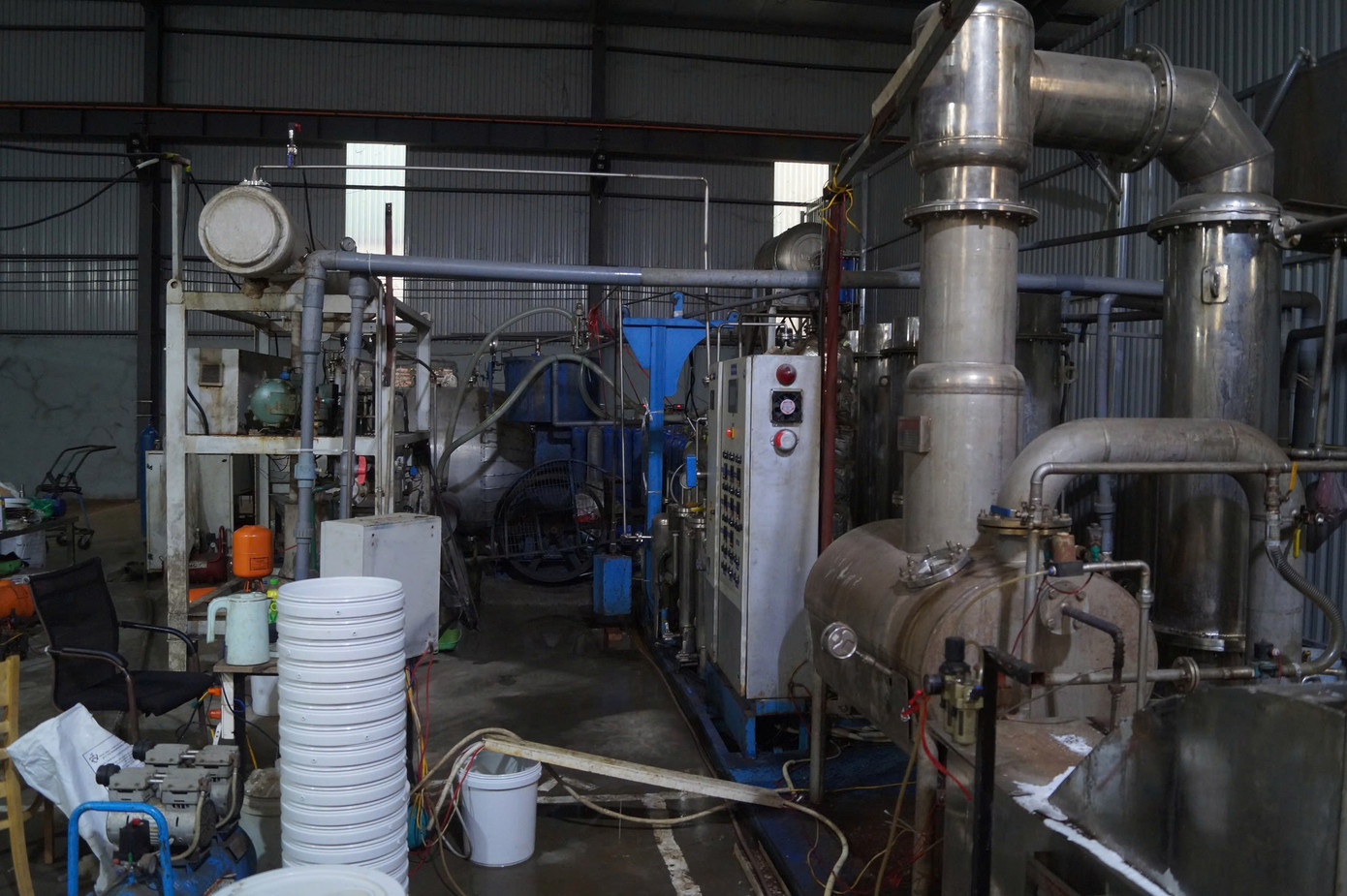 Chỉ tính từ tháng 3/2025 đến nay, các đối tượng tại xưởng ở huyện Thanh Oai (Hà Nội) đã sản xuất khoảng 15 tấn khí N2O bán ra thị trường tiêu thụ tại nhiều tỉnh, thành phố và thu lợi ước tính trên 2 tỷ đồng.