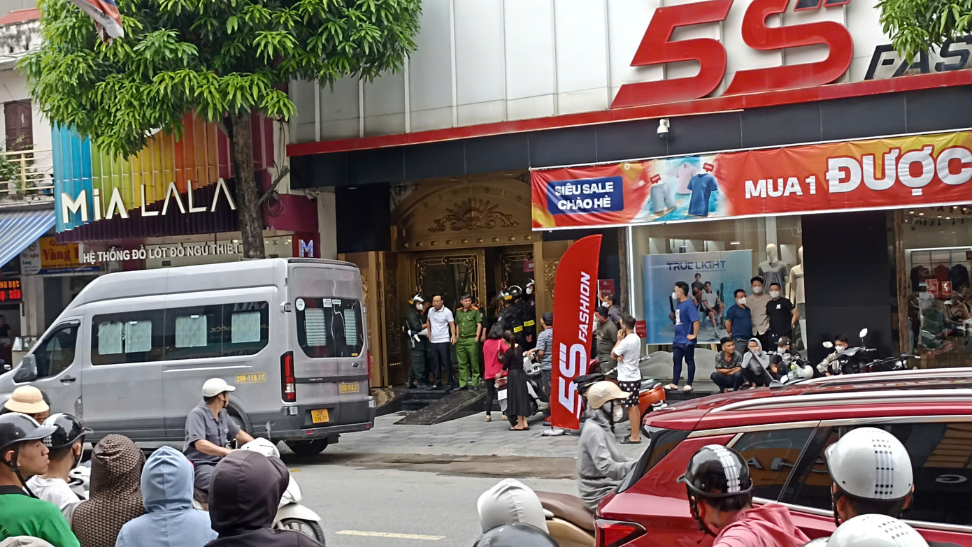 Nhiều người dân quan tâm tới việc lực lượng công an thực hiện nhiệm vụ