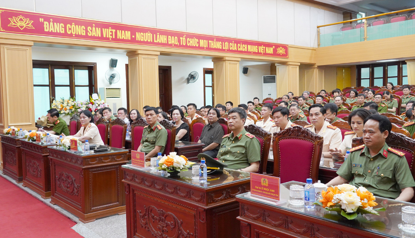 Đại biểu tham dự buổi lễ Đại biểu tham dự buổi lễ