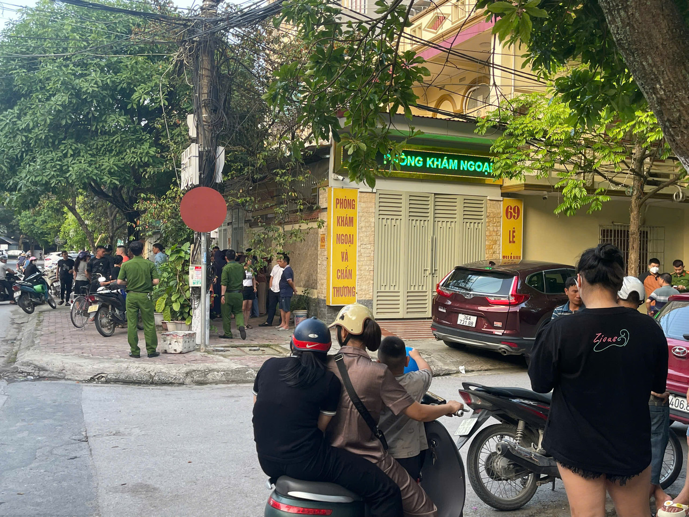 Nhiều người dân theo dõi trước phòng khám, nơi xảy ra vụ việc Nhiều người dân theo dõi trước phòng khám, nơi xảy ra vụ việc